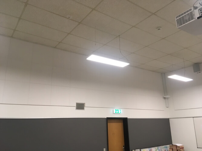 Plader på væg og dæmpbart belysning på Kirstinedalsskolen