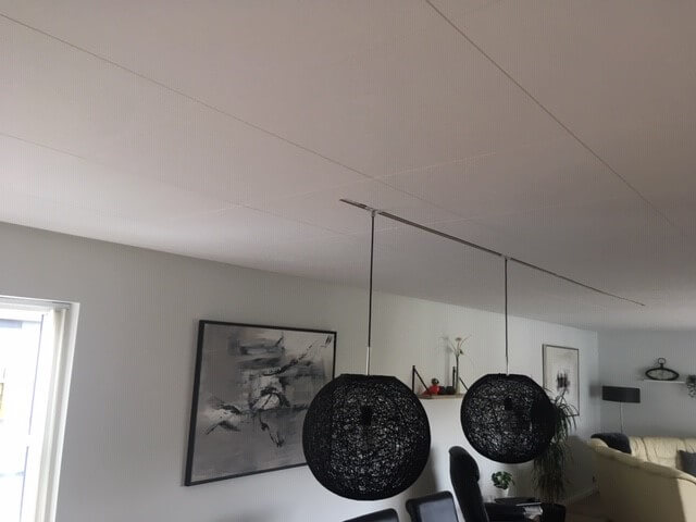 mindre støj i bolig med hvide plader i loftet