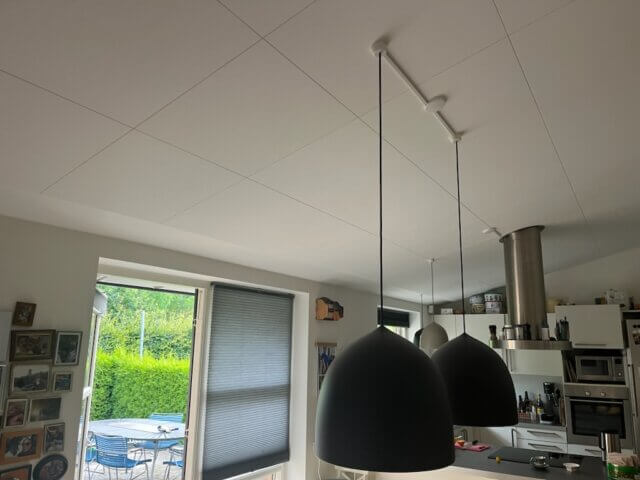 Efter 5 år så vores akustikloft sådan her ud